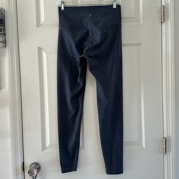 Old Navy Active (M) gray leggings. - Picture 3 of 6